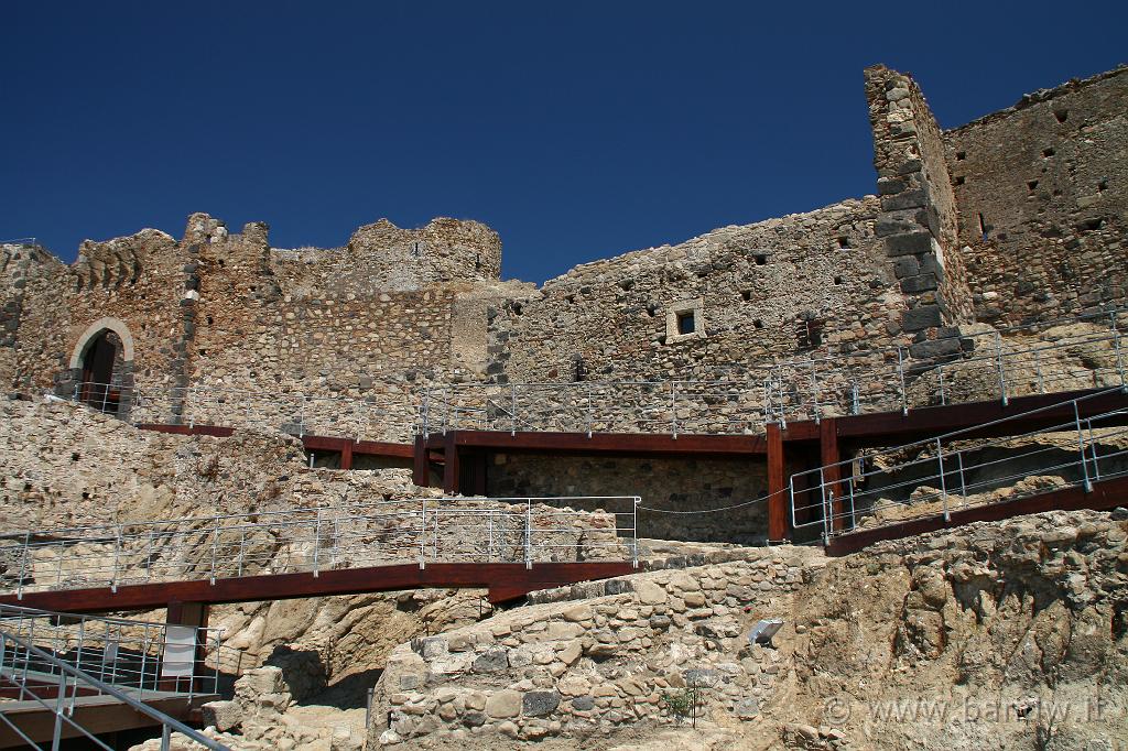 Castello di Calatabiano_101.JPG - Le mura del Castello