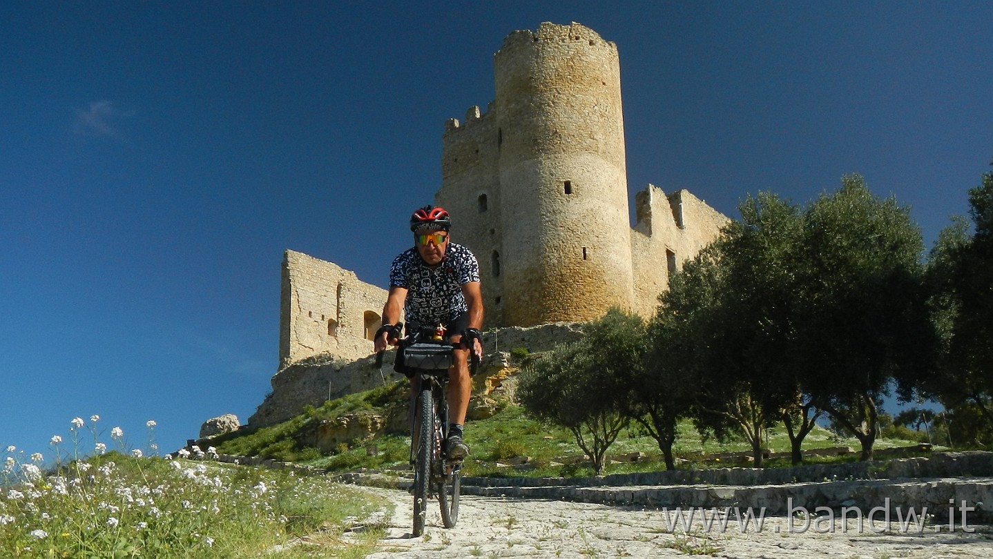 DSCN9962.JPG - Il Castello di Mazzarino......in Gravel