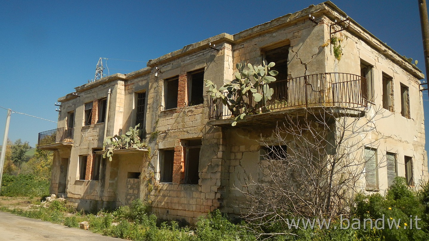 DSCN9458.JPG - Ciò che rimane degli edifici di Borgo Baccarato