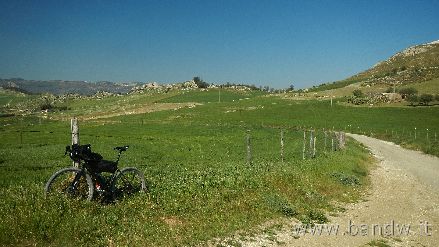 DSCN9466.JPG - Pausa lungo l'Antica trasversale Sicula