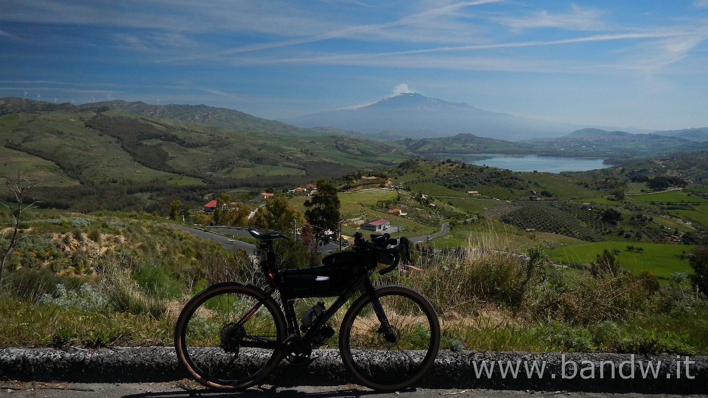 DSCN9552.JPG - Il meraviglioso panorama da Agira sul Lago Pozzillo con l'Etna sullo sfondo