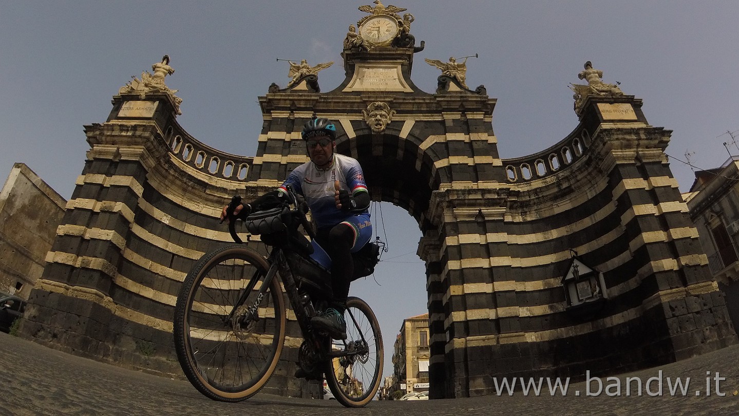 G3775456.JPG - Catania - Porta Ferdinandea meglio conosciuta come Porta Garibaldi