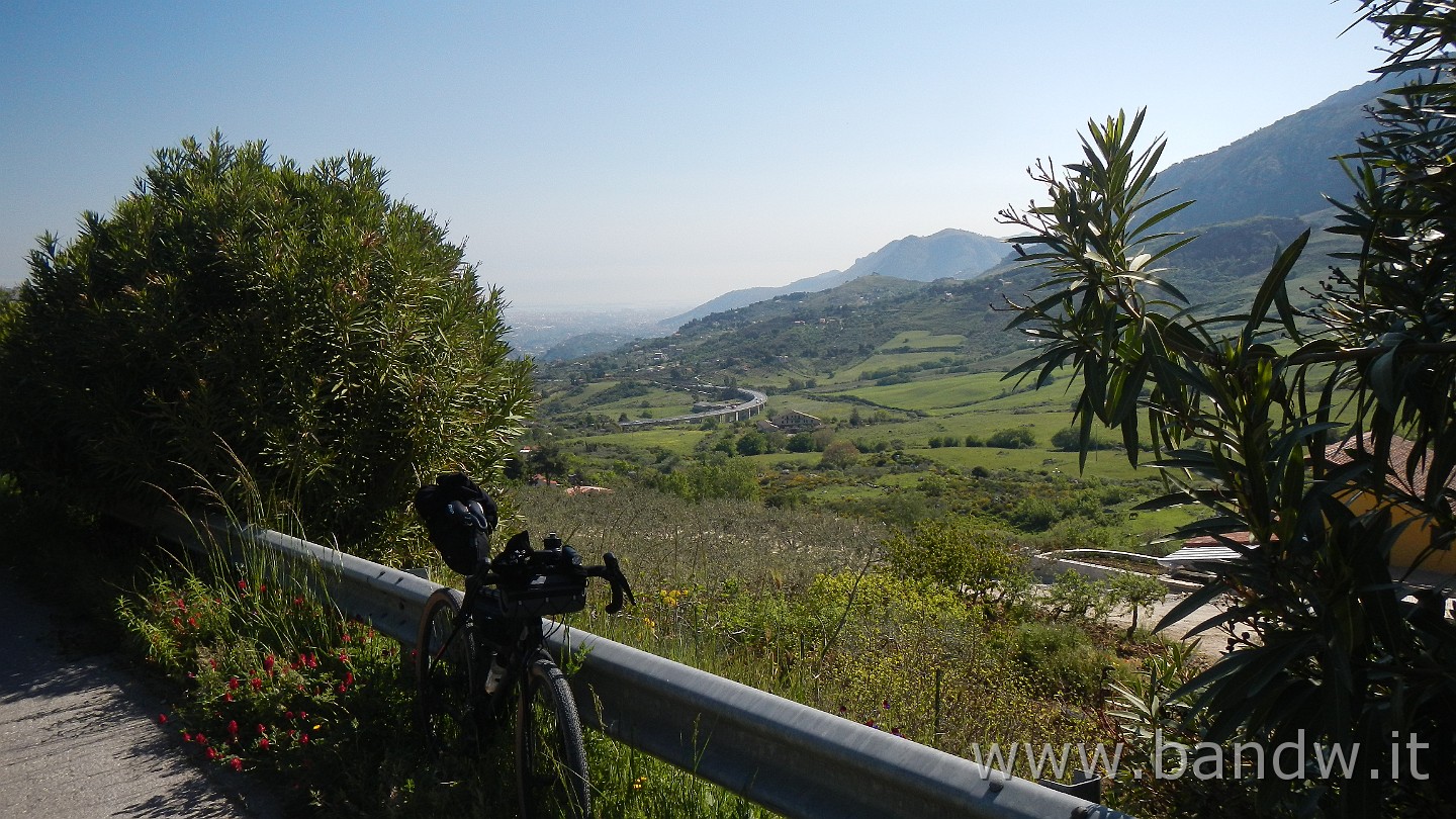 DSCN9640.JPG - Pausa panoramica sulla SP 68, la salita di 6 km al 8% medio