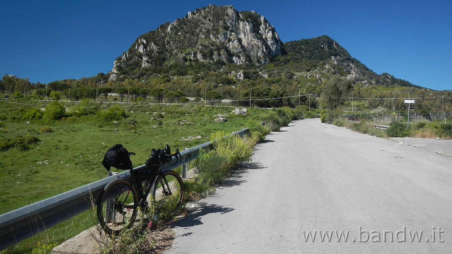 DSCN9641.JPG - Pausa panoramica sulla SP 68 con Pizzo della Nespola sullo sfondo