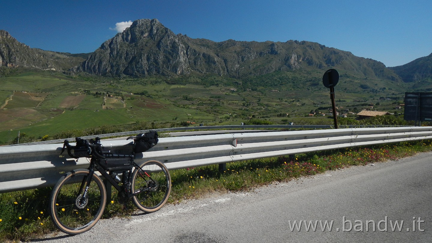 DSCN9649.JPG - Pizzo Mirabella e Pizzo Aiello alle mie spalle