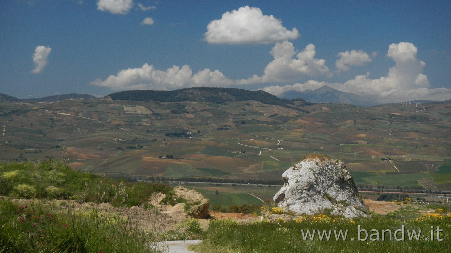 DSCN9668.JPG - La lunga Salita per il bosco di Finestrelle regala panorami a perdita d'occhio