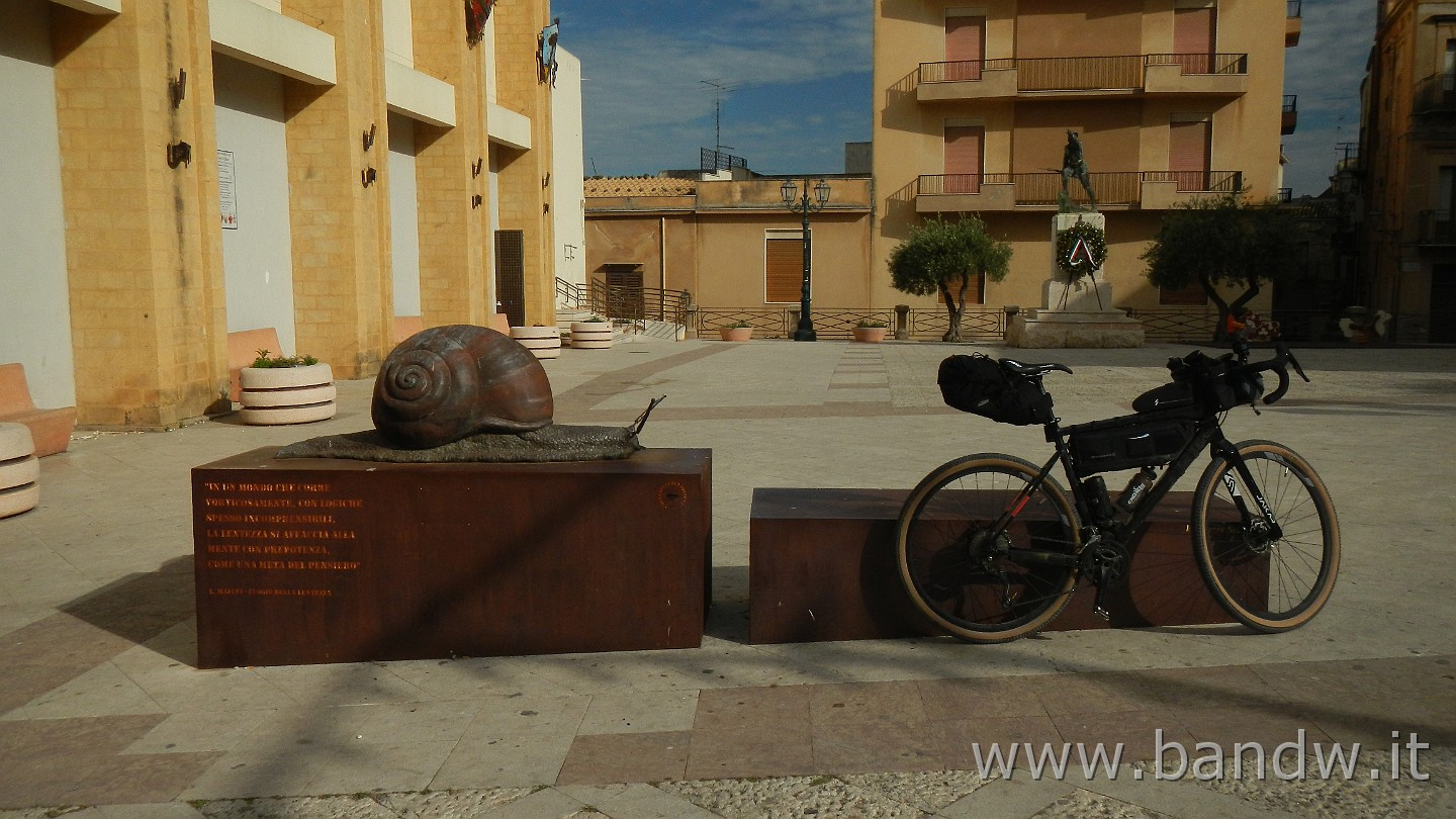 DSCN9697.JPG - Piazza della Vittoria a Sambuca di Sicilia e foto con il monumento del "Lumacone"