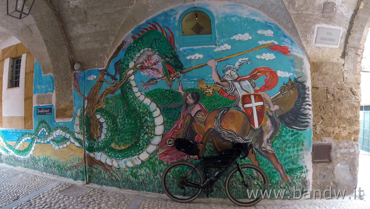 G3695299.JPG - Sambuca di Sicilia - Piazza Navarro ed il Murales di San Giorgio che uccide il drago