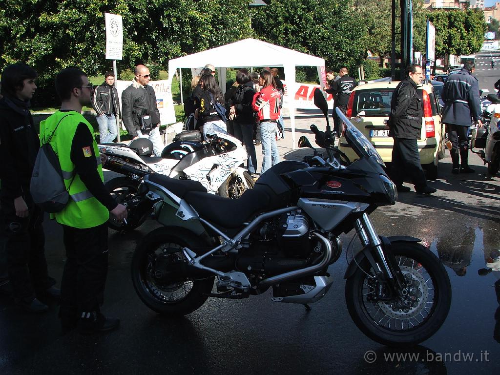 4MotoradunoCarricoforte(102).JPG - La nuovissima Guzzi Stelvio messa a disposizione di Burdese dalla concessionari Manganaro di Catania