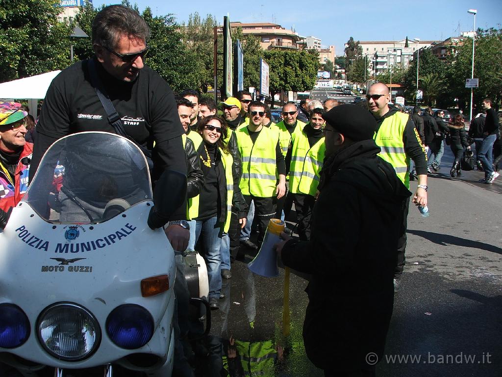 4MotoradunoCarricoforte(117).JPG - Ci si prepara per l'intervista con la TV locale Antenna Uno