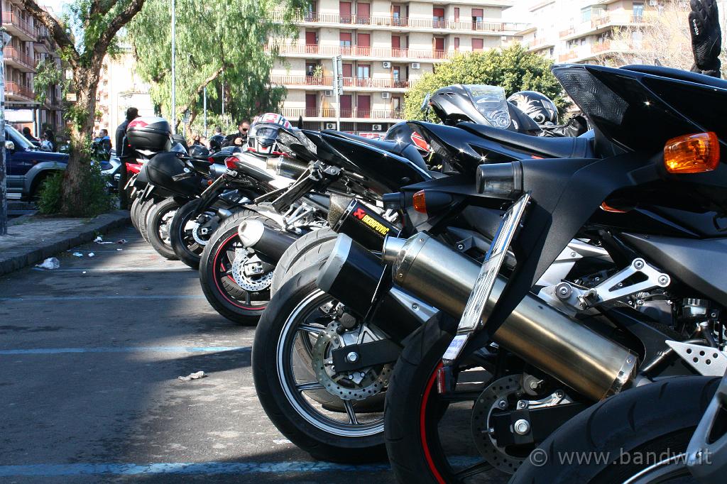 5MotoradunoCarricoforte_001.JPG - Alcune moto in piazza Aldo Moro