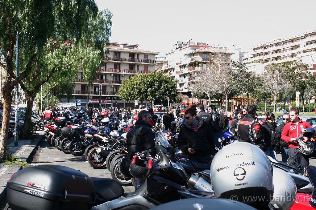 5MotoradunoCarricoforte_005.JPG - Alcune moto in piazza Aldo Moro