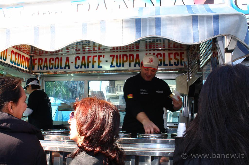 5MotoradunoCarricoforte_023.JPG - Brioche con granita mandorla e cioccolato