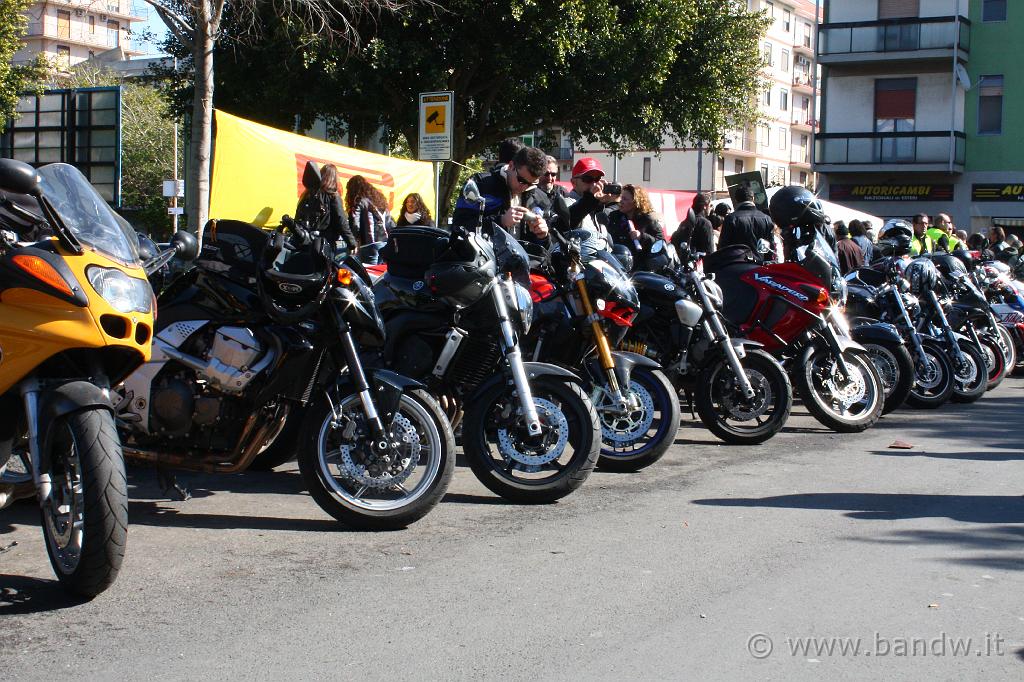 5MotoradunoCarricoforte_034.JPG - Alcune moto in piazza Aldo Moro