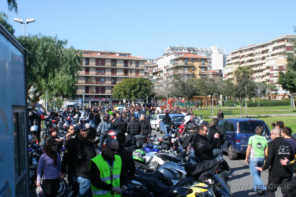 5MotoradunoCarricoforte_052.JPG - Alcune moto in piazza Aldo Moro