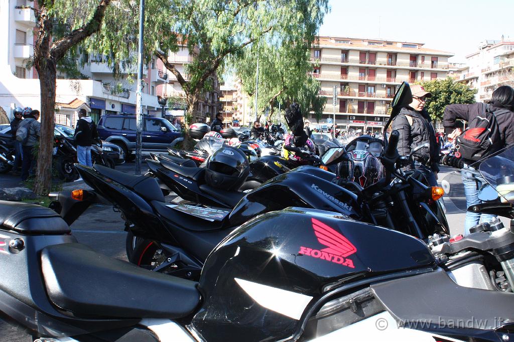 5MotoradunoCarricoforte_055.JPG - Alcune moto in piazza Aldo Moro