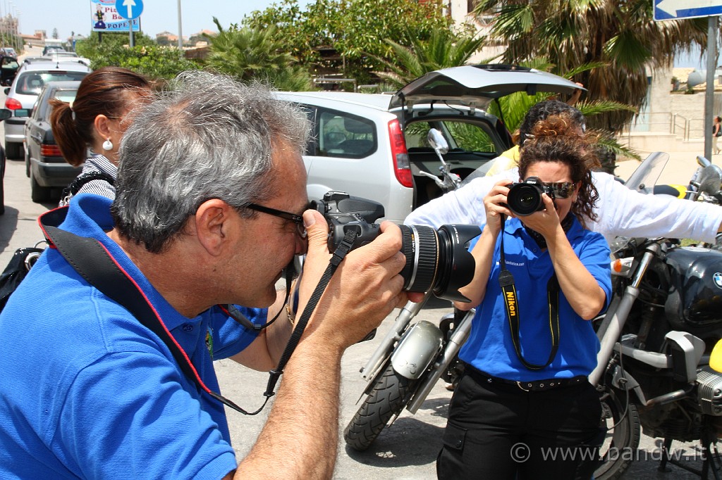 CapoPasseroCapoNord_062.JPG - Io con la mia Canon 450D fotografo la Duchessa che con la sua Nikon D40 fotografa al Duca che a sua volta con la Canon 50D di Leo scatta foto a raffica, che caos!!