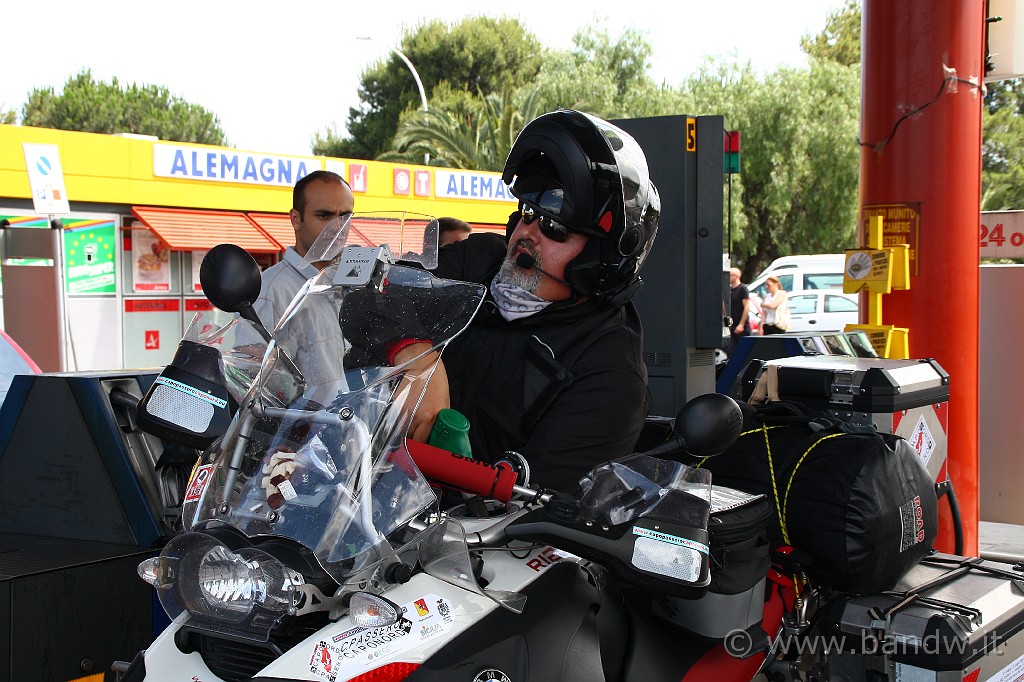 CapoPasseroCapoNord_079.JPG - Sosta ad Aci Sant'Antonio per pausa pranzo e rifornimento. io saluto e mestamente me ne torno a casa lla mia routine quotidiana. 
Buona avventura ragazzi, divertitevi ;-)