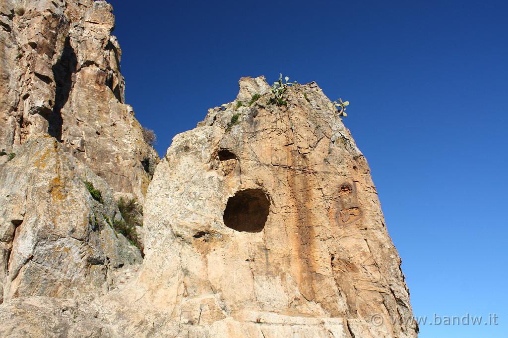Centro_Sicilia_010.JPG - Grotte nella rocca del Castello di Gagliano Casteferrato