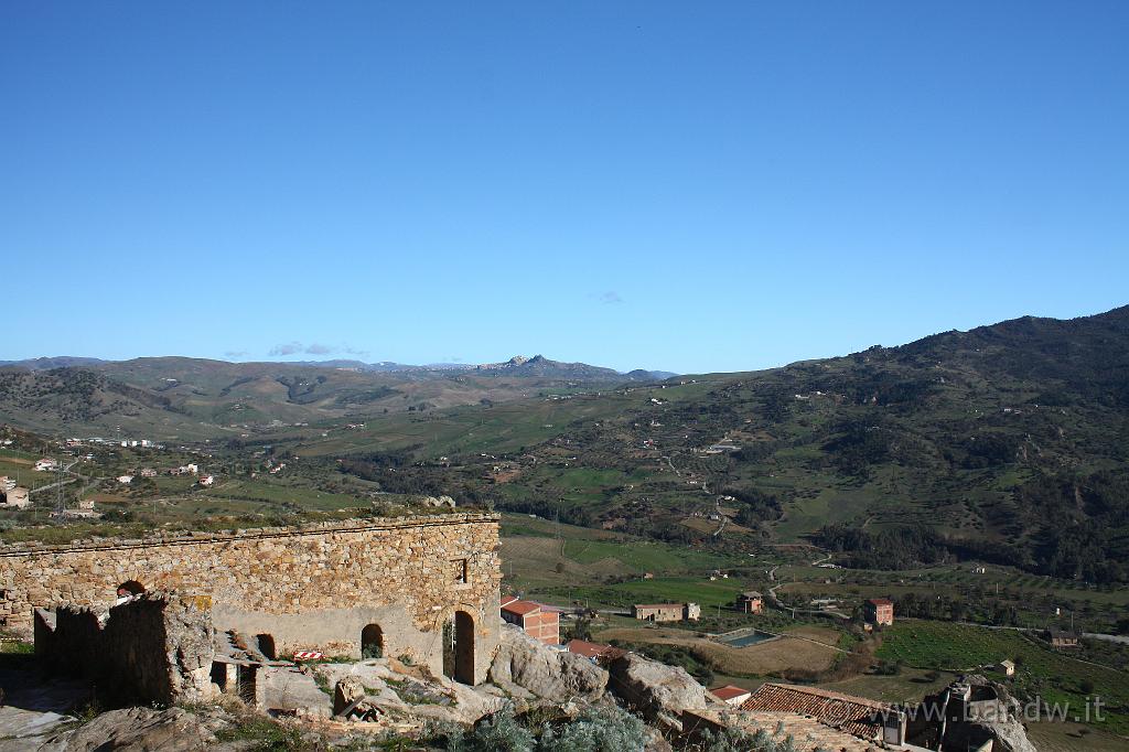 Centro_Sicilia_011.JPG - Panorama visibile a nord del Castello, sullo sfondo il paese di Cerami dove si trova il famoso "Leone di Pietra"