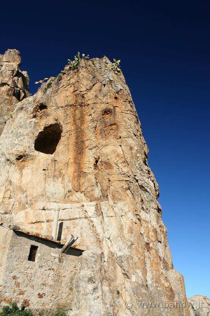 Centro_Sicilia_013.JPG - Grotte nella rocca del Castello di Gagliano Casteferrato