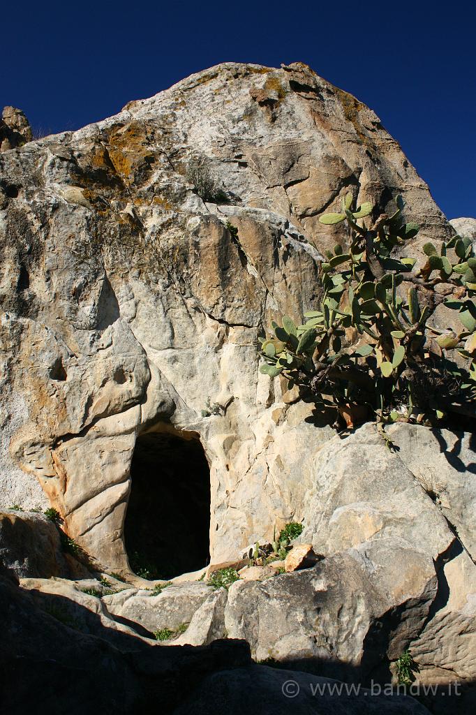 Centro_Sicilia_020.JPG - ..........ancora grotte nella rocca