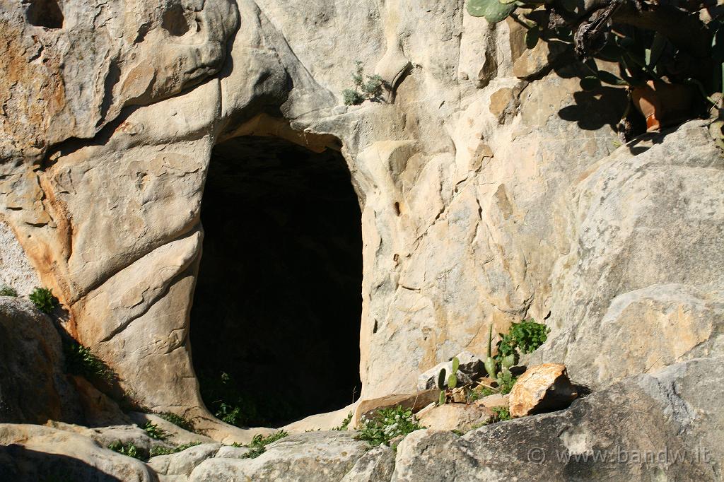 Centro_Sicilia_021.JPG - ..........ancora grotte nella rocca