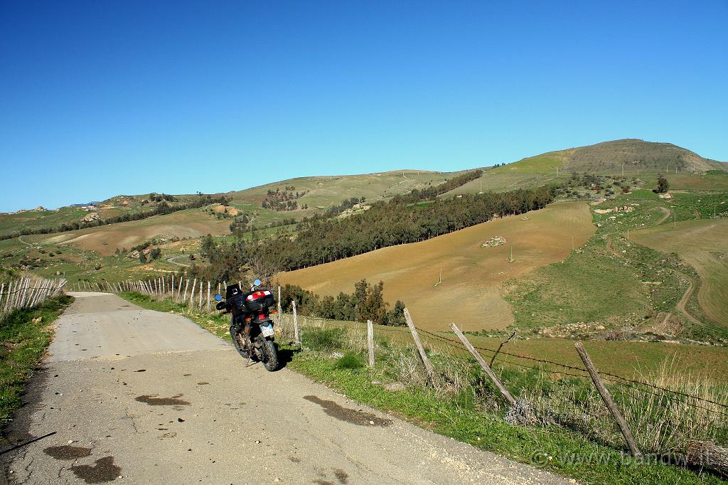 Centro_Sicilia_024.JPG - ..... il fondo stradale non è dei migliori.....