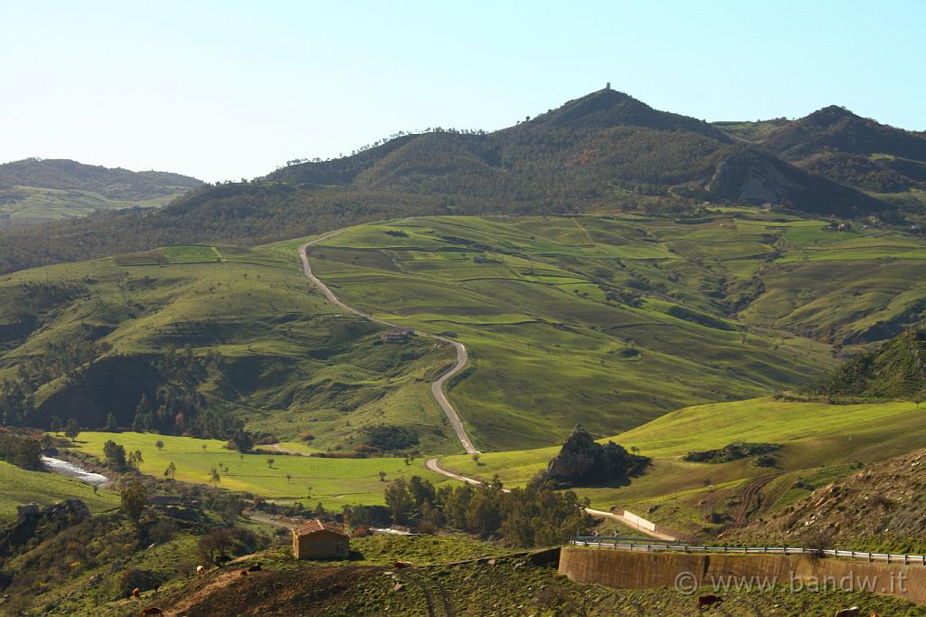 Centro_Sicilia_026.JPG - .....dovrei andare verso quella strada che si inerpica nei campi ........