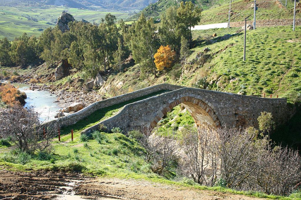 Centro_Sicilia_029.JPG - ....... il ponte di Cicerone, così chiamato nei secoli perché sembra che vi sia transitato il noto oratore romano....