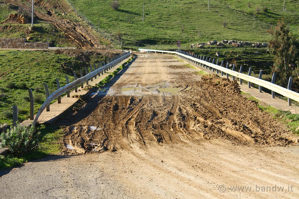 Centro_Sicilia_031.JPG - ....... dopodichè proseguo ed attraverso il ponte in moto, ma sulla curva in fondo, una enorme pozzanghera di fango viscida e molto scivolosa mi consiglia di fare dientro front.......