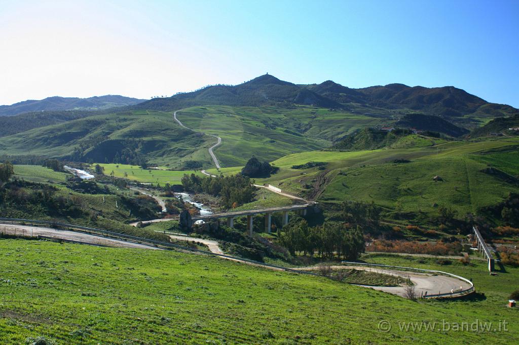 Centro_Sicilia_032.JPG - ....così ritorno indietro e per oggi mi accontento di osservare la strada che avrei dovuto percorrere.....