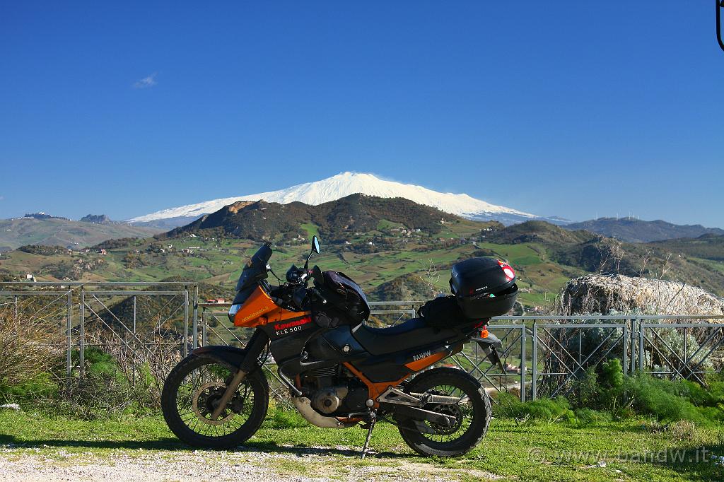 Centro_Sicilia_048.JPG - ......... e qui grazie al vento che soffia in maniera inverosimile.....