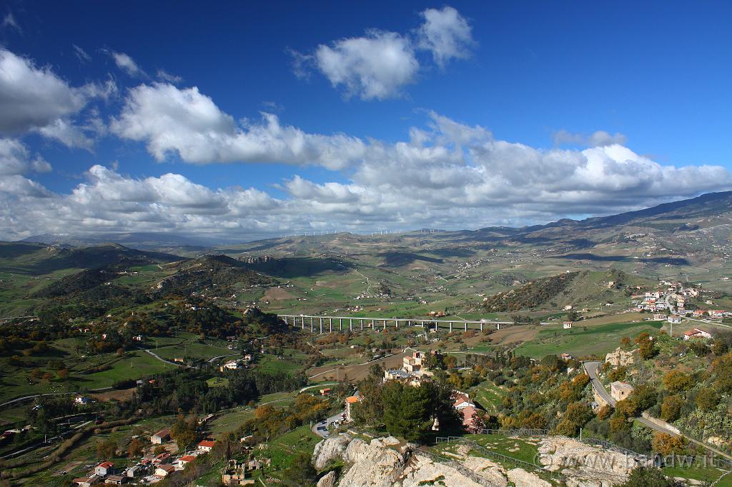 Centro_Sicilia_057.JPG - Qui sopra il vento è incredibilemente forte, quindi non tolgo ne il casco e ne il sottocasco.....