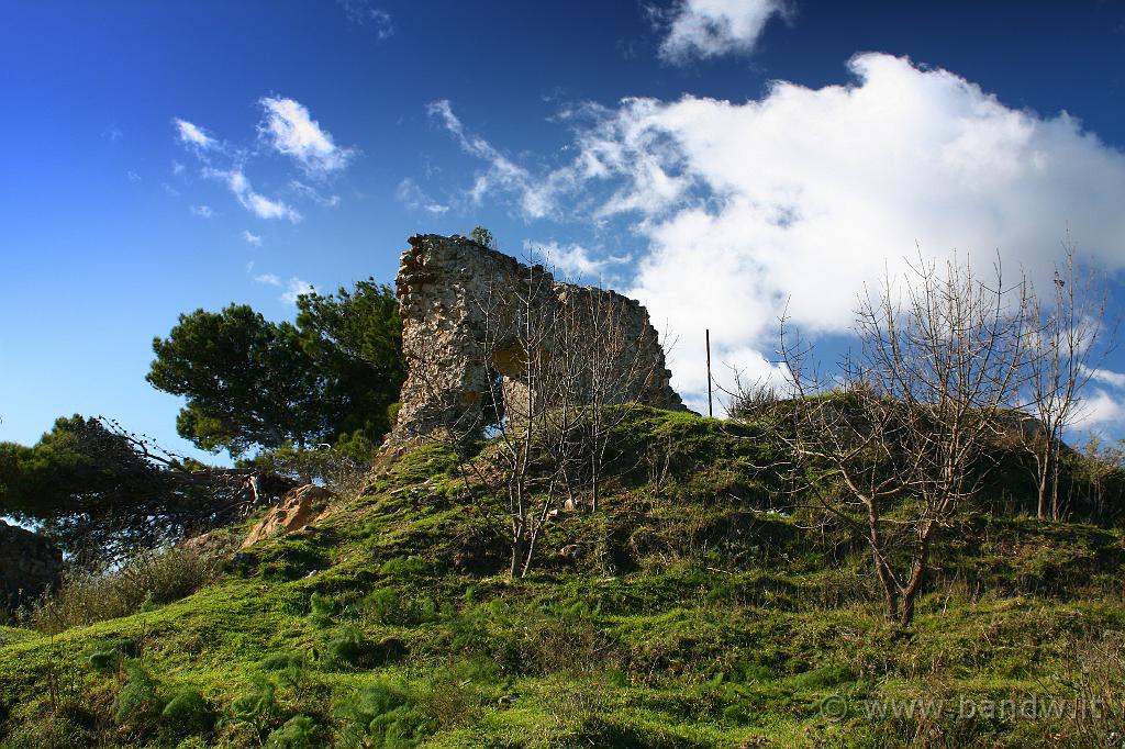 Centro_Sicilia_068.JPG - ..... ancora ruderi dall'altra parte del colle....