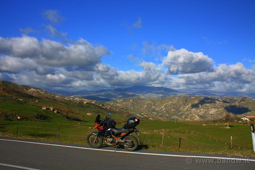 Centro_Sicilia_079.JPG - Pausa sulla SS117 in direzione Leonforte ....