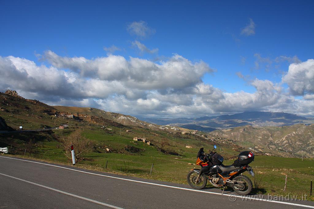 Centro_Sicilia_080.JPG - ....... ho dovuto posteggiare in direzione opposta per contrastare il vento imperterrito.....