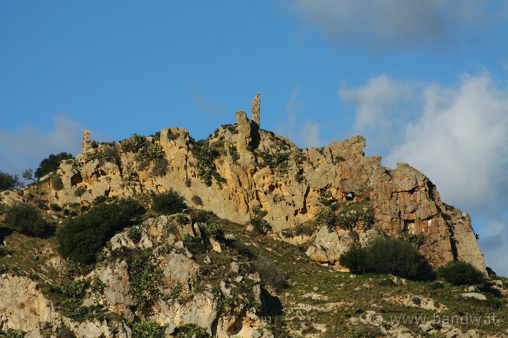 Centro_Sicilia_091.JPG - ........arrivo al "Castellaccio di Tavi" posto su una slendida cresta rocciosa costituita da lenti di quarzarenite ......