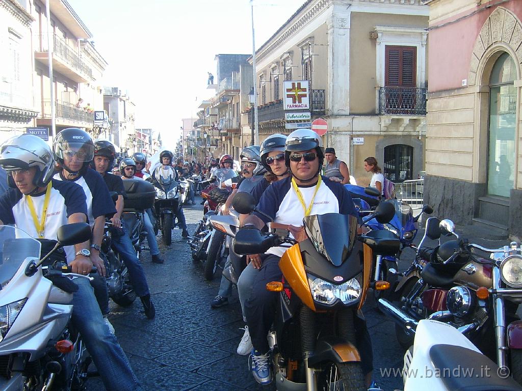 Famiglia_in_moto(102).JPG - Agosto 2005 - 29° Motoraduno dell'Etna