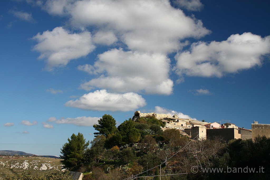 InGiroPerGliIblei_031.JPG - Arrivo a Palazzolo Acreide, quello sullo sfondo è il vecchio Castello...
