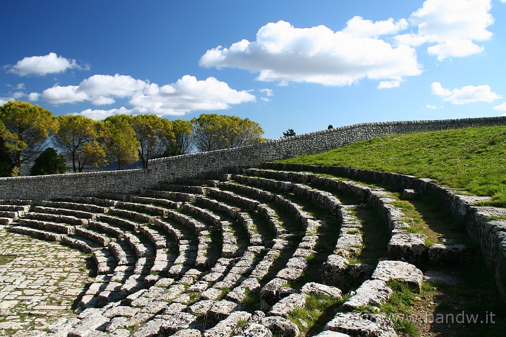 InGiroPerGliIblei_037.JPG - .... un’autentica fortezza naturale, posto tra le due valli del Tellaro a sud e dell’Anapo a nord, dimostrano la finalità strategica di tale fondazione, che conserva il controllo dell’entroterra, a difesa della madrepatria.