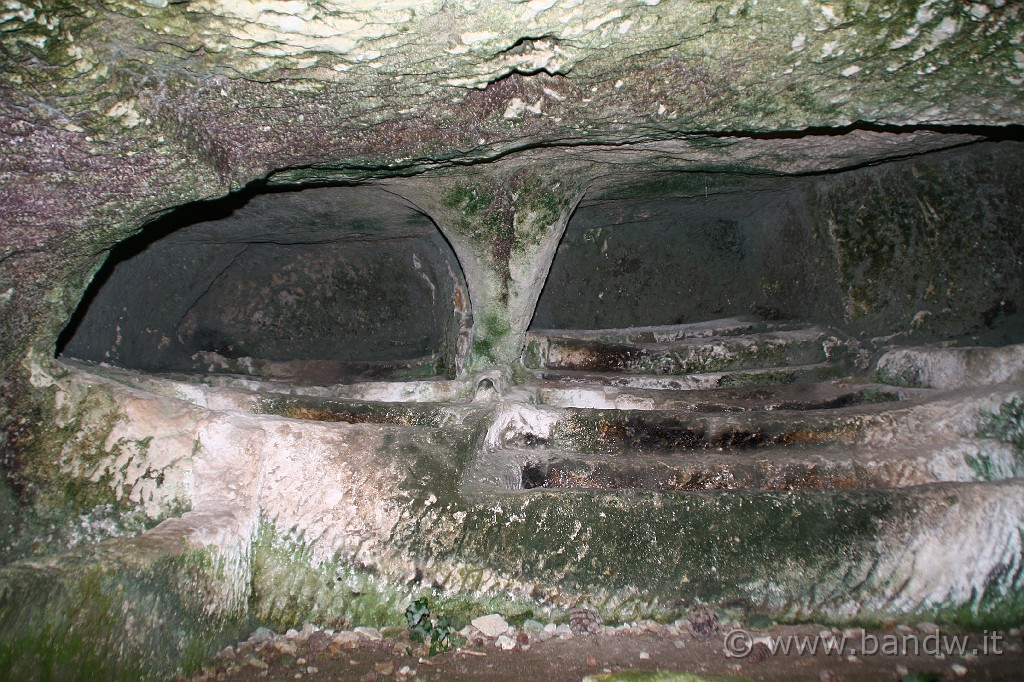 InGiroPerGliIblei_071.JPG - Catacombe nelle Latomie.