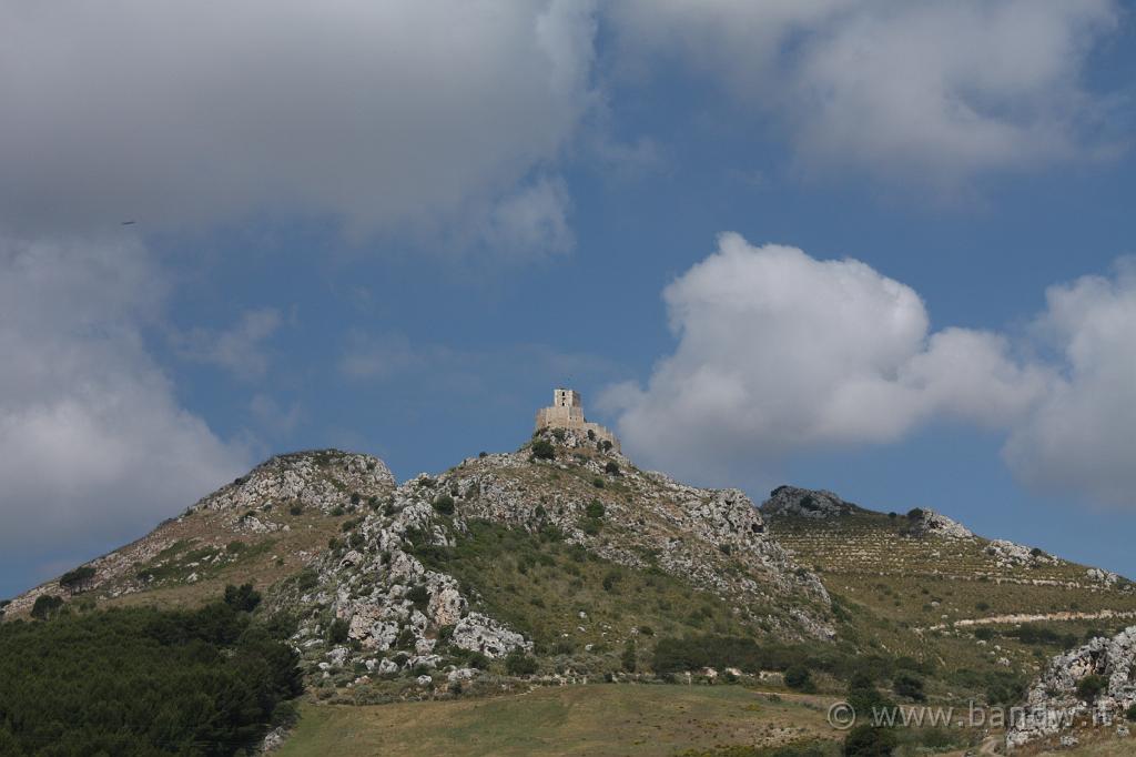 Caltagirone_001.JPG - Mineo (CT) - Castello di Serravalle (purtroppo non accessibile o avvicinabile da nessuna parte)