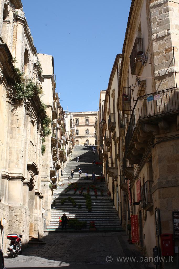 Caltagirone_019.JPG - Caltagirone (CT) - Scala di S. Maria del Monte che funge da collegamento tra la città vecchia e la città nuova, ha 142 gradini in lava decorati da bellissime formelle di maiolica policroma.