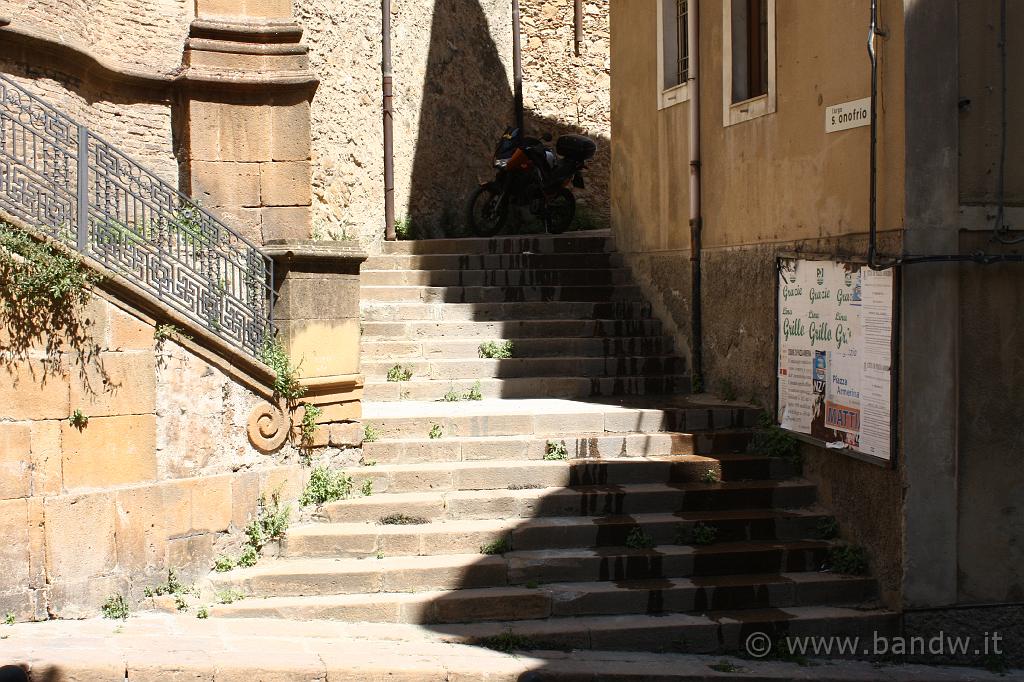 Piazza Armerina_010.JPG - La mia moto riposa all'ombra dei vicoli