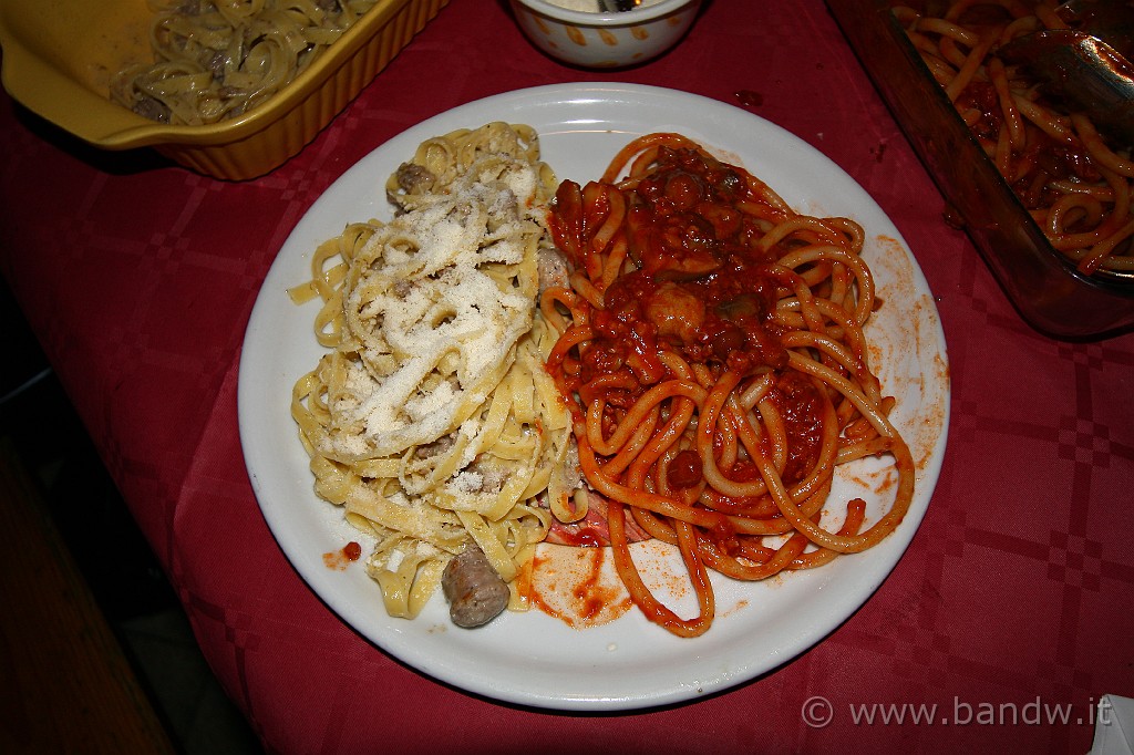 Madonie_inverno_2009_068.JPG - Il "secondo" primo, insieme al "primo" Primo, (scusate lo scioglilingua): Maccheroncini fatti in casa (che per me erano bucatini) con ragù al sugo di cinghiale e funghi. Giudizio: ECCELSO!