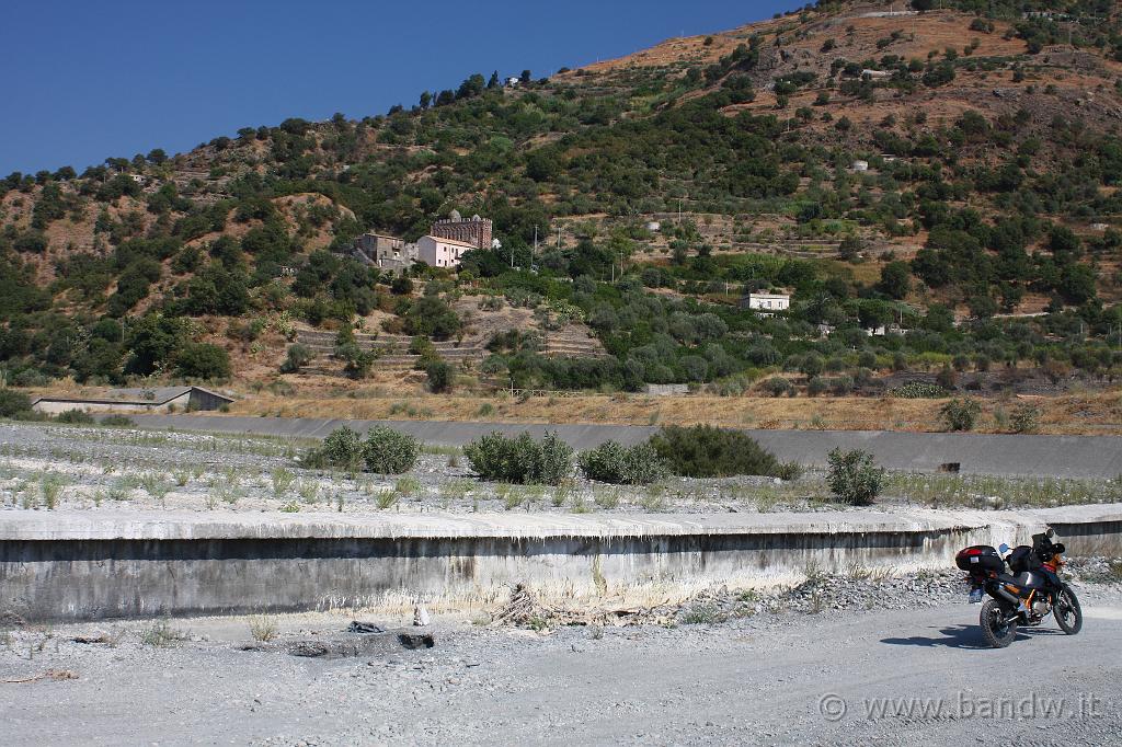 SS114_031.JPG - Sul letto di un fiume asciutto lungo la strada per Casalvecchio Siculo