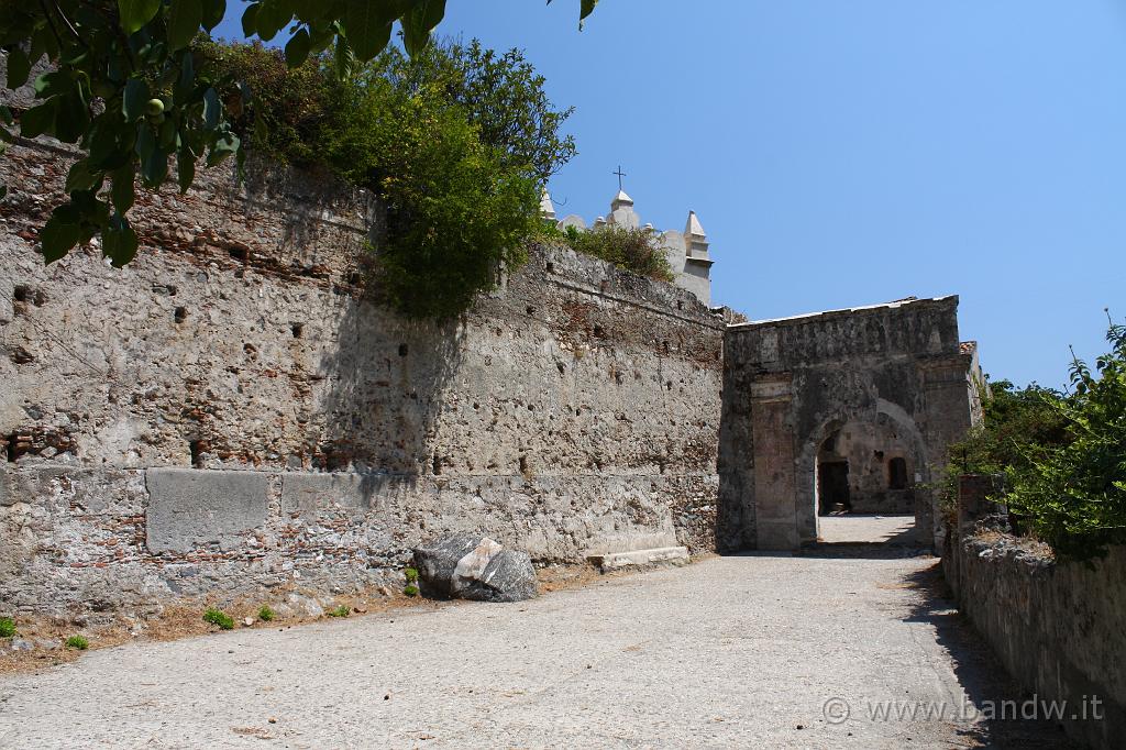 SS114_056.JPG - Mili San Pietro - Spiazzo adiacente l'Abbazia Basiliana di Santa Maria