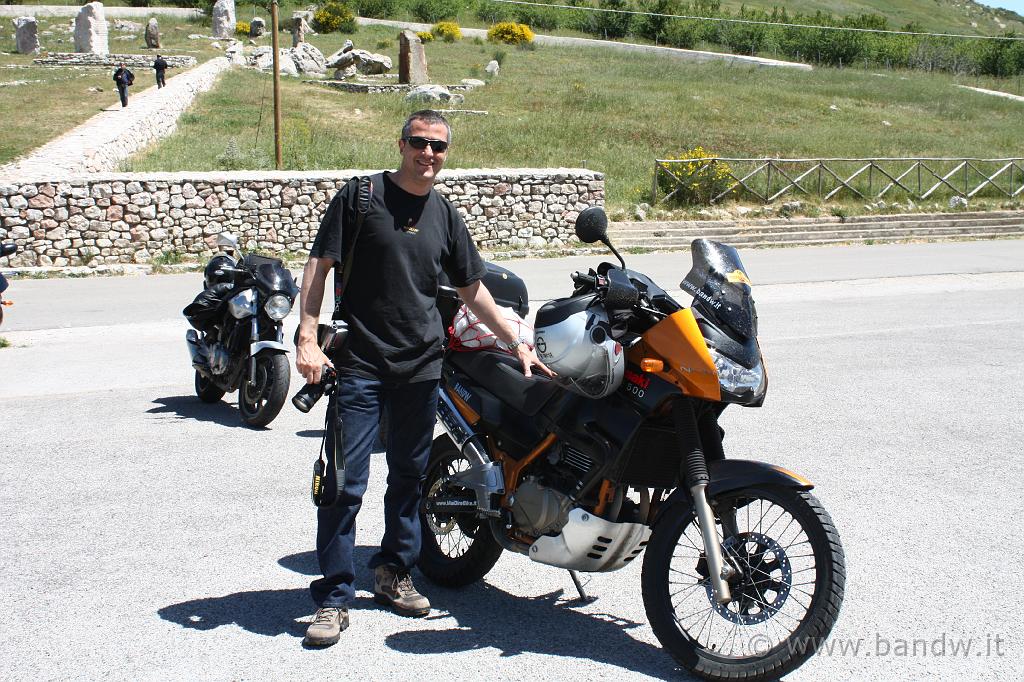 Sasizzentreffen_2008_034.JPG - Francesco (Charlyno) posa accanto la mia moto