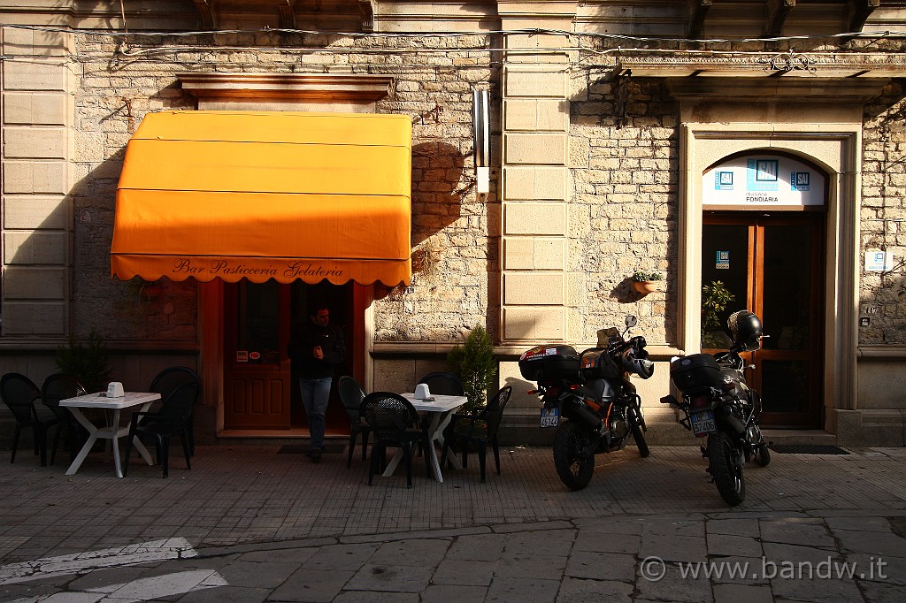 Solo_Curve_002.JPG - Sosta caffè a Novara di Sicilia